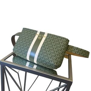 Michael Kors bag With Gold Hardware Logo Design Leather Women's Waist Pack (S/M)